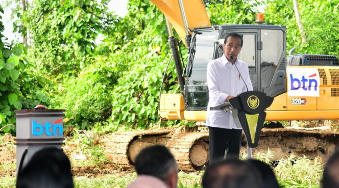 Ket foto: Presiden Joko Widodo melakukan peletakan batu pertama atau groundbreaking pembangunan gedung kantor PT Bank Tabungan Negara (Persero) Tbk di Kawasan Ibu Kota Nusantara (IKN), Kabupaten Penajam Paser Utara, Provinsi Kalimantan Timur pada Rabu, 5 Juni 2024. Foto: BPMI Setpres/Vico.