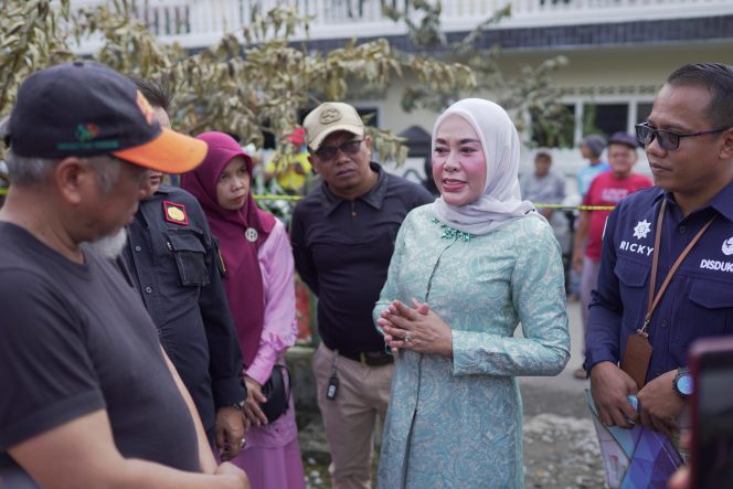 
					Hj. Emiko Epyardi Asda, SP Serahkan Bantuan Kepada Korban Kebakaran di Selayo