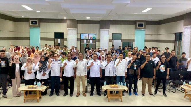 
					Foto: Para pemateri dan peserta foto bersama usai kegiatan.