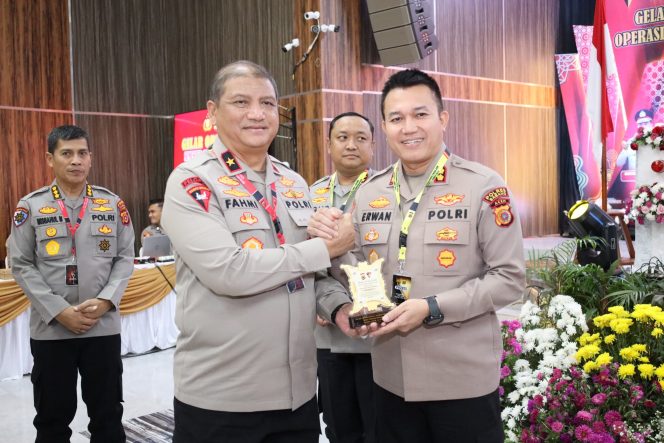 
					Foto: Wakapolda Aceh Brigjen Pol. Drs. Armia Fahmi, M.H., menyerahkan trophy kepada Kapolres Sabang AKBP Erwan, S.H., M.H.