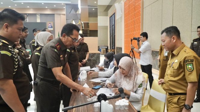 
					Tangkal Penyalahgunaan dan Peredaran Gelap Narkoba, Seluruh Pegawai Kejati Riau Jalani Tes Urine
