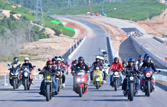 
					Ket foto: Presiden Joko Widodo mengendarai sepeda motor untuk meninjau progres pembangunan jalan tol Ibu Kota Nusantara (IKN) di Kabupaten Penajam Paser Utara, Provinsi Kalimantan Timur, pada Minggu, 28 Juli 2024. Foto: BPMI Setpres/Muchlis Jr