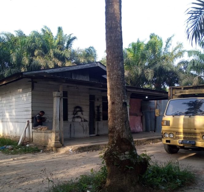 
					Diduga Gudang BBM Ilegal Bebas Beraktifitas Menimbun Solar Subsidi Menggunakan Mobil Langsir