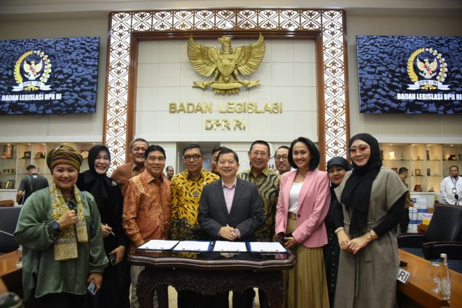 
					Ket foto: Ketua Badan Legislasi (Baleg) DPR RI, Wihadi Wiyanto Dalam Rapat Panitia Kerja (Panja) pembahasan Rancangan Undang-Undang tentang Rencana Pembangunan Jangka Panjang Nasional (RUU RPJPN) 2025-2045 ke tahap Rapat Paripurna (Tingkat II). Keputusan ini diambil dalam rapat yang berlangsung pada Senin, 19 Agustus 2024. Foto : Devi/Andr.