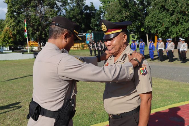 
					Foto: Wakapolres Ende, Kompol Ahmad, S.H., saat Penyematan Pangkat terbaru kepada Anggota yang mendapatkan kenaikan pangkat Pengabdian.