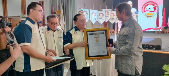 
					Foto: Presiden terpilih Prabowo Subianto menerima penghargaan pin emas dari SMSI yang diserahkan oleh Ketua Umum SMSI Firdaus. Penghargaan pin emas diterima oleh Hashim Djojohadikusumo di sela-sela acara pelantikan pengurus Formas, Sabtu (03/8/2024).