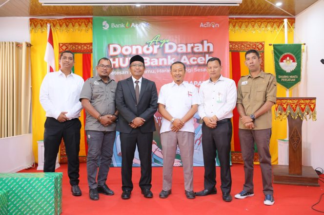 
					Foto: Kepala Bank Aceh Cabang Sabang (mengenakan jas) bersama mitranya pada Milad ke-51 di Sabang.