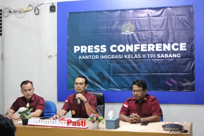 
					Foto: Kepala Imigrasi Kelas II TPI Sabang saat melakukan konferensi pers dengan wartawan nasional, Kamis (08/8/2024).