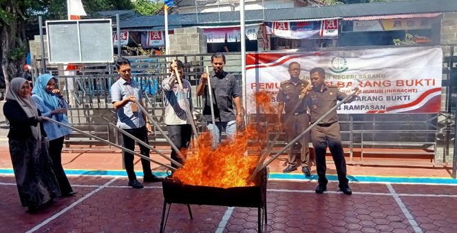 
					Foto: Kajari Sabang beserta pejabat terkait melakukan pemusnahan barang bukti di halaman kantor Kejari Sabang, Kamis (08/8/2024).