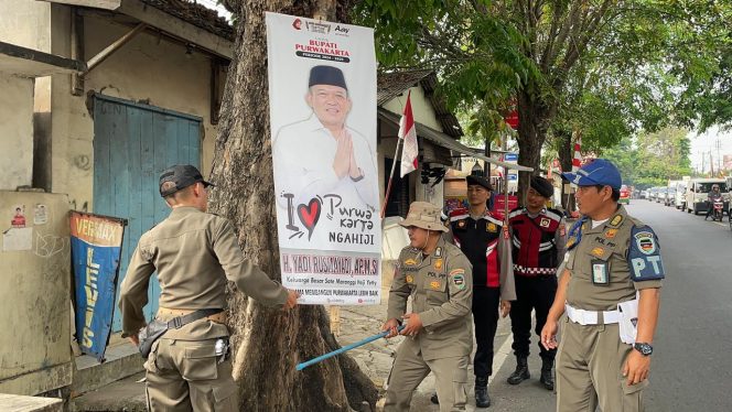 
					Tertibkan Baliho Bakal Calon Bupati yang Tak Berizin, Polres Purwakarta Bantu Satpol PP