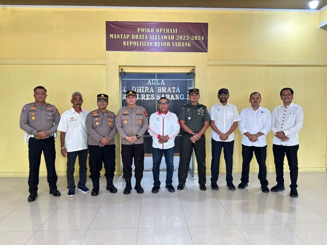 
					Foto: Waketum II KONI pusat foto bersama Kapolres dan para perwira di Mapolres Sabang.