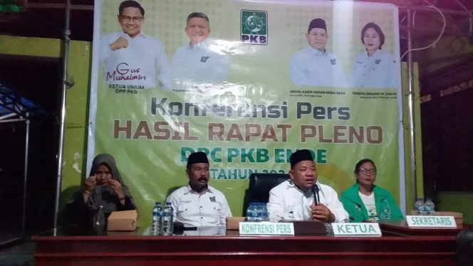 
					Foto: Ketua DPC PKB Kabupaten Ende, Kadir Mosa Basa, S.Sos., saat gelar Konferensi Pers didampingi para Pengurusnya.
