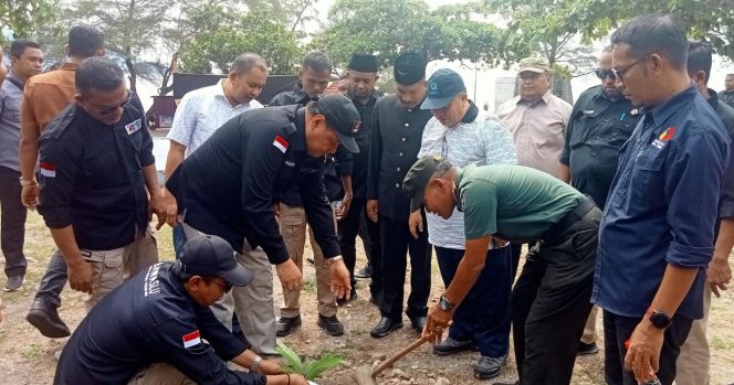
					Foto: Bawaslu Pusat bersama pejabat Forkopimda Sabang melakukan penanaman pohon manggis di arena wisata Sabang Fair.