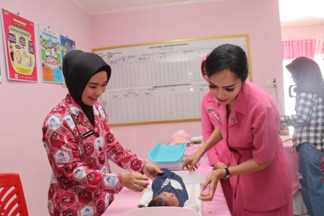 
					Ketua Bhayangkari Cabang Karimun Berikan Imunisasi dan Vitamin A Kepada 30 Balita