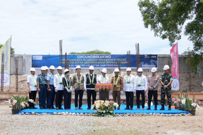 
					Foto: Menteri KKP bersama Pj Gubernur dan Pj Wali Kota Sabang serta pejabat lainnya melakukan ground breaking pembangunan pelabuhan SKPT di Gampong Ie Meule, Sabang, Aceh.