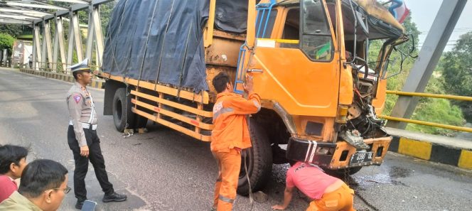 
					Respon Cepat, Satlantas Polres Purwakarta Evakuasi Kecelakaan di Jalan Raya Sadang-Subang