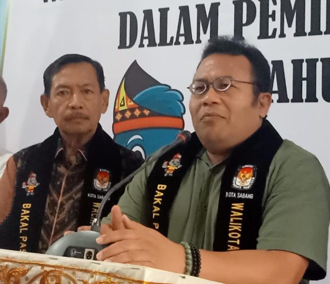 
					Foto: Bapaslon Independen Zulkifli H Adam yang berpasangan dengan Suradji Junus usai mendaftar ke KIP Kota Sabang, Kamis (19/08/2024).