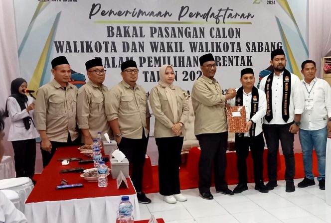 
					Foto: Penyerahan berkas percaloan Walikota dan Wakil Walikota Sabang kepada KIP Kota Sabang.