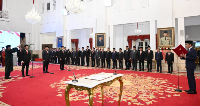 
					Ket foto: Presiden Joko Widodo secara resmi melantik Kepala Badan Gizi Nasional, Kepala Badan Pengawas Obat dan Makanan (BPOM), serta Kepala Kantor Komunikasi Kepresidenan di Istana Negara, Jakarta, pada Senin, 19 Agustus 2024. Foto: BPMI Setpres/Rusman.