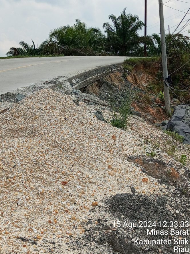 
					Para Pengendara Keluhkan Jalan Nasional Yang Rusak Parah