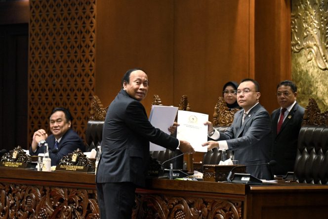 
					Ket foto: Wakil Ketua DPR RI Sufmi Dasco Ahmad saat menerima laporan Badan Anggaran DPR RI yang dibacakan oleh Wakil Ketua Badan Anggaran (Banggar) DPR RI Muhidin Mohamad Said, di Rapat Paripurna, Selasa (3/9/2024). Foto: Farhan/vel.