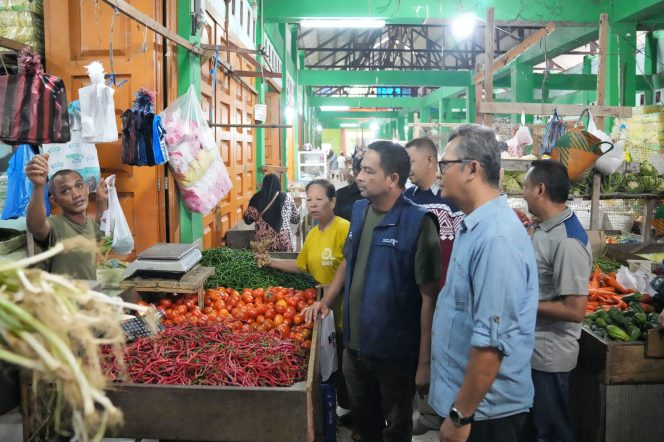 
					Foto: Pj Walikota Sabang Andri Nourman didampingi Plt Disperindag dan UKM Rinaldi Syahputra dan Kadis Perhubungan Husaini, melakukan sidak ke pusat pasar tradisional di pusat kota Sabang.