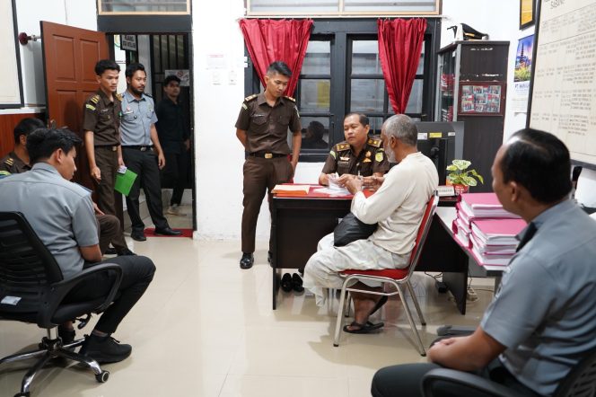 
					Foto: Tersangka AS warga negara Maladewa, saat diserahkan kepada Kejaksaan Negeri Sabang.
