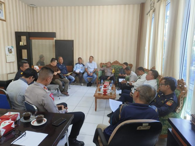 
					Polres Karimun Hadiri Rakor Pembahasan Rencana Penutupan Sementara Pelabuhan Roro Parit Rempak