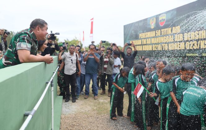
					Kasad Resmikan 50 Sumber Air Bersih dan Serahkan Perahu Ponton Pengangkut Sampah di Toba