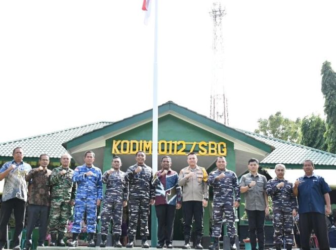 
					Foto: Para pejabat yang hadir pada Bakti Sosial HUT TNI pose bersama di Mako Kodim 0112/Sabang.