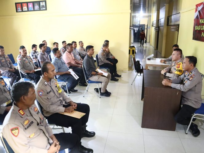 
					Foto: Kapolres Sabang AKBP Erwan, S.H., M.H., didampingi Wakapolres Kompol Salmidin, S.E., M.M., saat menerima kunjungan Tim Psikolog Polda Aceh, di ruang kerjanya.