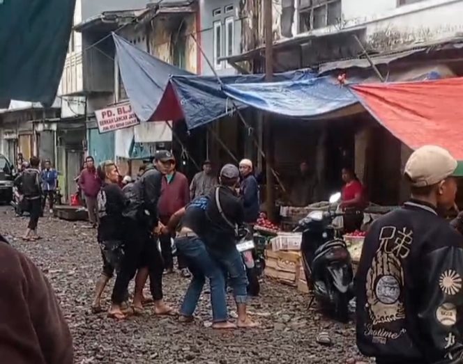 
					Diduga Seorang Pemuda Membawa Sajam, Menyerang Salah Satu Pembeli Sayuran di Pasar Ciwangi Sukabumi