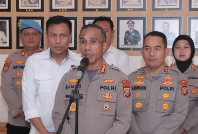 
					Pelaku Penyiraman Air Keras Terhadap Anggota Brimob Ditangkap, Polisi Buru Pelaku Lain