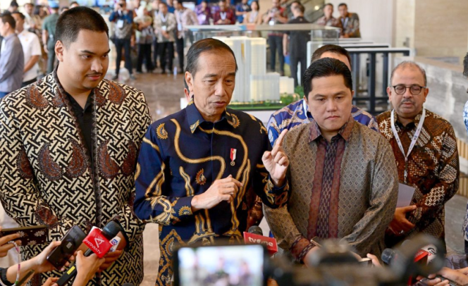 
					Ket foto: Presiden Joko Widodo saat menjawab pertanyaan awak media usai meresmikan Kantor Fédération Internationale de Basketball (FIBA) Indonesia di Menara Danareksa, Jakarta, pada Selasa, 17 September 2024. Foto: BPMI Setpres/Muchlis Jr.