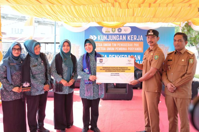 
					Foto: Ketua TP-PKK Pusat didampingi pengurusnya memberi bantuan kepada masyarakat yang diterima Camat Sukajaya.