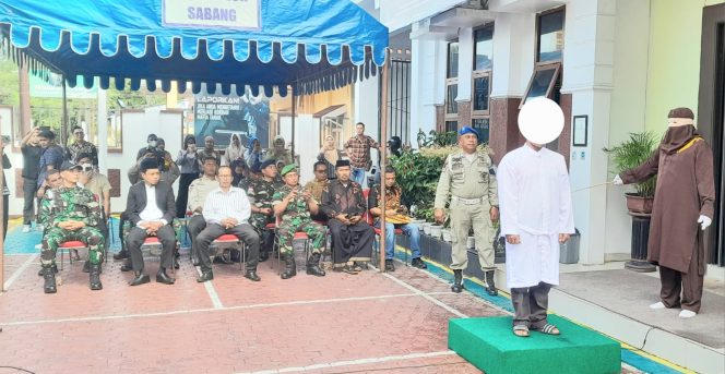 
					Foto: Para pejabat dan undangan menyaksikan pelaksanaan hukum cambuk yang digelar Kejari Sabang, Jumat (04/10/2024).