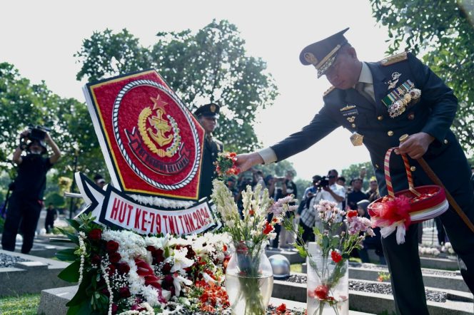 
					Panglima TNI Pimpin Ziarah Nasional Peringatan HUT ke-79 TNI di TMPNU Kalibata