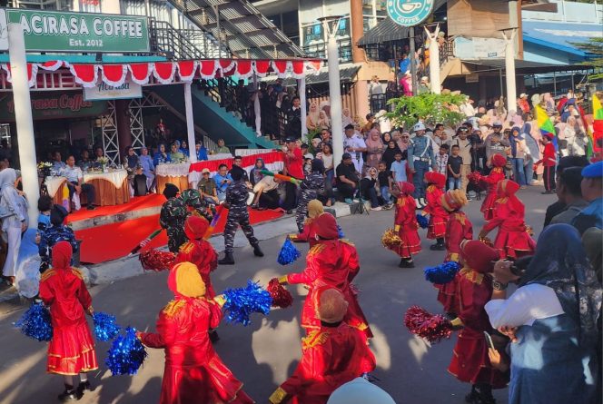 
					Foto: Ribuan masyarakat menyaksikan penampilan anak-anak Sekolah Dasar menunjukkan kebolehannya bermain drum band.