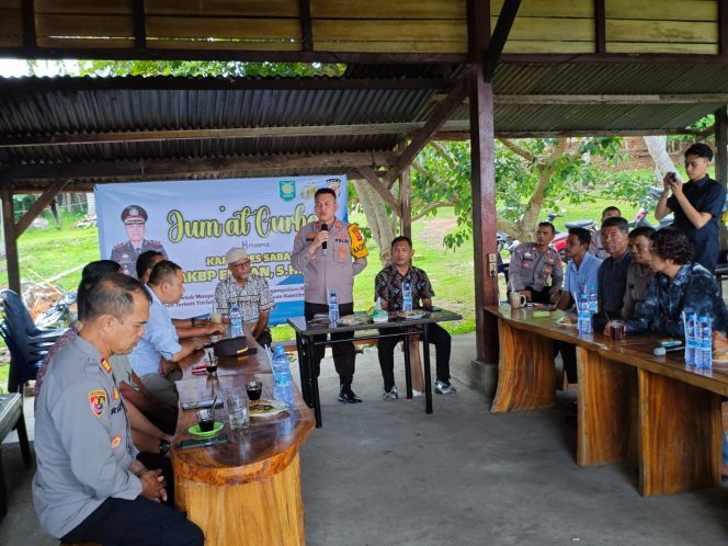
					Foto: Kapolres Sabang AKBP Erwan, S.H., M.H., memberi arahan pada Jum'at Curhat di Gampong Cot Ba'U.