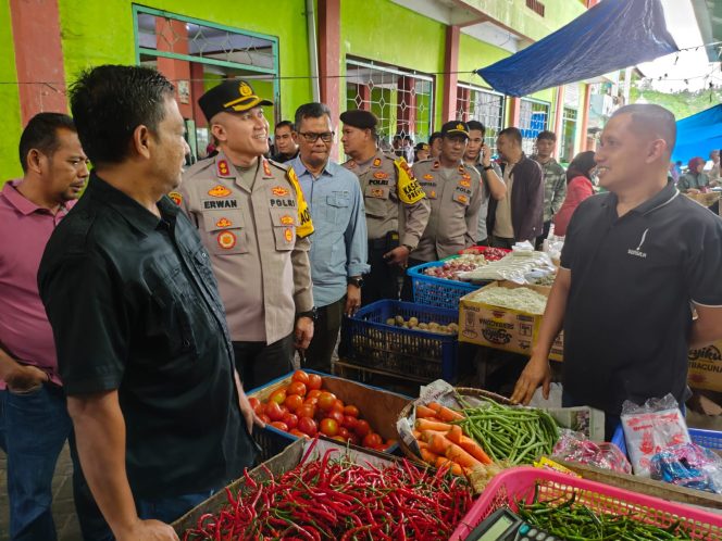
					Foto: Pj Walikota Sabang didampingi Kapolres Sabang dan pejabat lainnya berbincang-bincang dengan salah seorang pedagang di pasar tradisional Kota Sabang.
