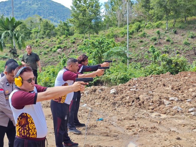 
					Foto: Kapolres Sabang AKBP, Erwan, S.H., M.H., bersama Wakapolres Kompol Salmidin, S.E., M.M., dan Kasat Intelkam Ipda Deny Darmawan, S.H., M.H., saat melakukan latihan menembak menggunakan senjata jenis pistol.