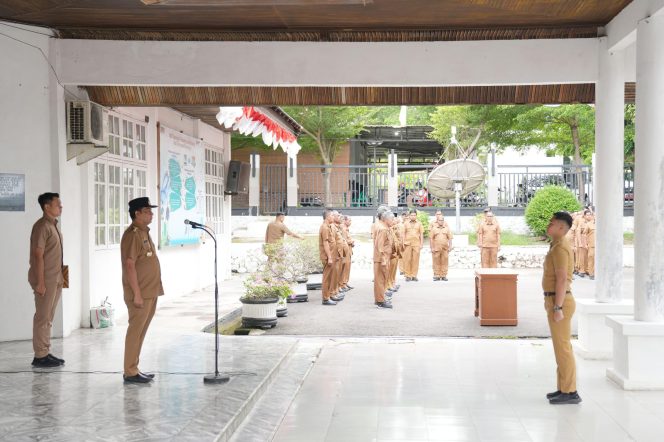 
					Foto: Pj Wali Kota Sabang menerima laporan dari komandan upacara, pada apel bersama seluruh ASN lingkungan Pemko Sabang.