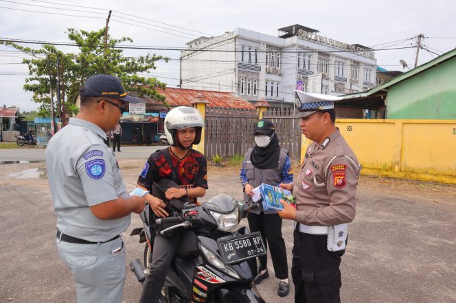 
					Sinergi UPT PPD Samsat dan Jasa Raharja, Polres Sintang Gelar Operasi Zebra Kapuas 2024