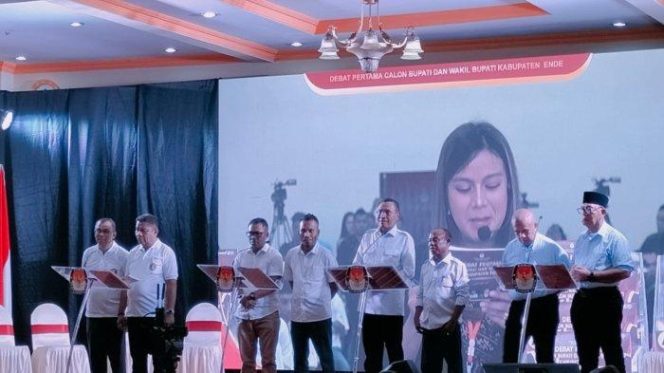
					Foto: Paslon Bupati dan Wakil Bupati Ende pada saat pelaksanaan Debat Calon, Rabu (16/10/2024) di Hotel Flores Mandiri, Jalan Melati Ende.