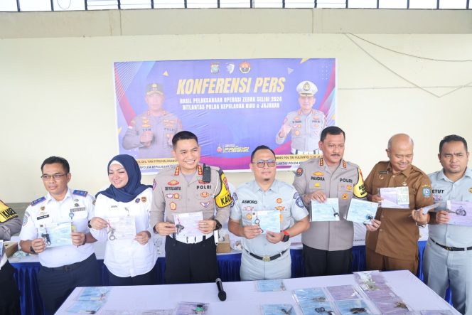 
					Ditlantas Polda Kepri Amankan 28 Unit Angkutan Barang Overload Overdomination dalam Operasi Zebra Seligi 2024