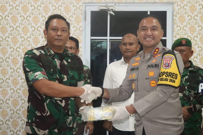 
					Barang Tak Bertuan (Sabu) Temuan Warga Diserahkan ke Makodim 0317 Tbk