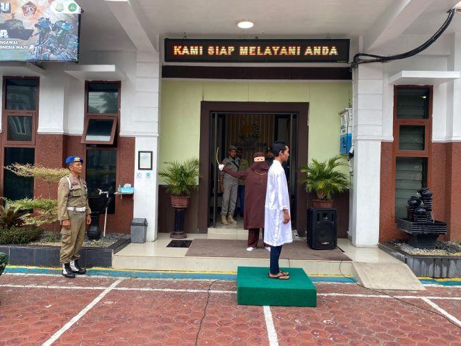 
					Foto: Terhukum saat dicambuk oleh Algojo di kantor Kejaksaan Negeri Sabang.