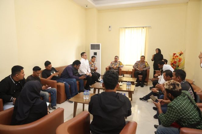 
					Kapolda Kepri Laksanakan Doorstop Bersama Awak Media Terkait Kasus Penganiayaan Berat Terhadap Anak Dibawah Umur