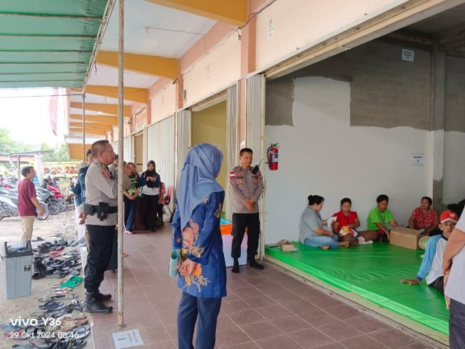 
					Penyortiran dan Pelipatan Surat Suara, Polres Sintang Laksanakan Pengawasan