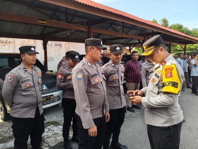 
					Foto: Wakapolres Sabang Kompol Salmidin, S.E., M.M., melakukan pemeriksaan langsung seluruh personil terkait narkoba, judi online dan kejahatan lainnya.